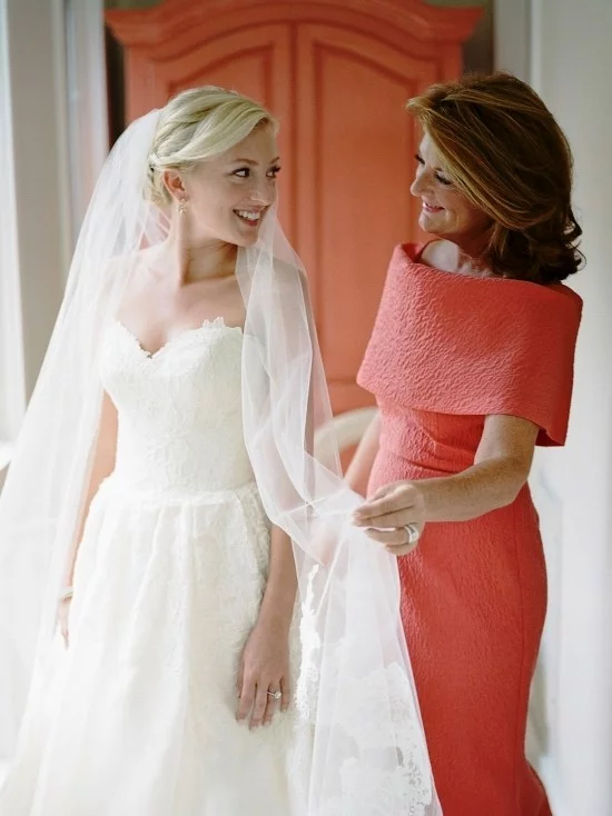 55 festliche Kleider zur Hochzeit für Brautmütter und wichtige Tipps korallen rot rosa mutter elegant