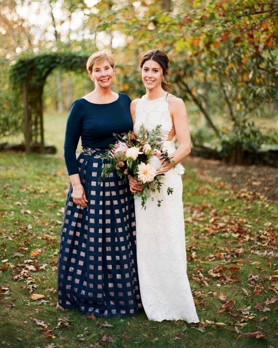 55 festliche Kleider zur Hochzeit für Brautmütter und wichtige Tipps langes dunkelblaues kleid mutter