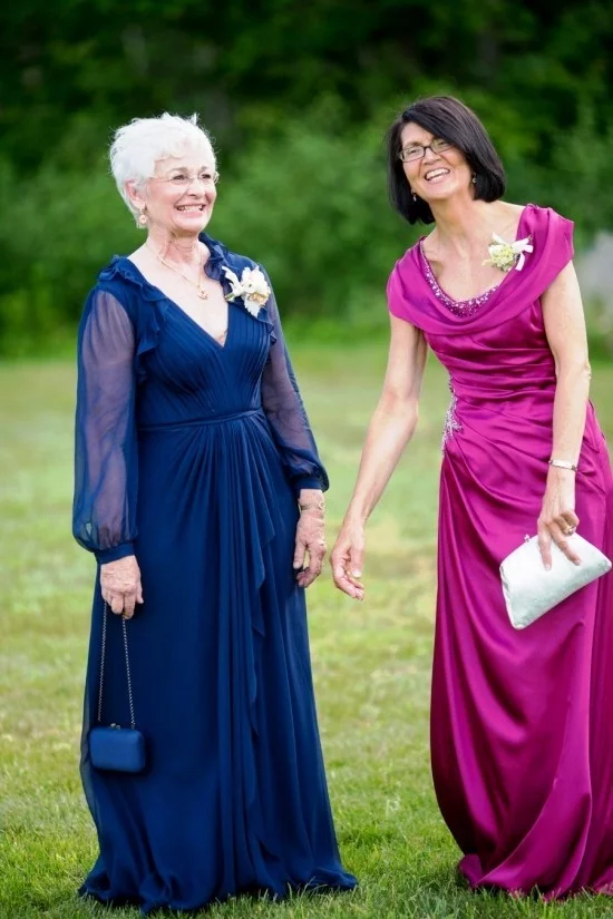 55 festliche Kleider zur Hochzeit für Brautmütter und wichtige Tipps mutter und großmutter in blau und lila