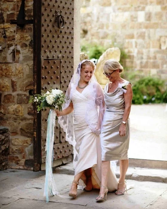 55 festliche Kleider zur Hochzeit für Brautmütter und wichtige Tipps silbernes kleid für mutter