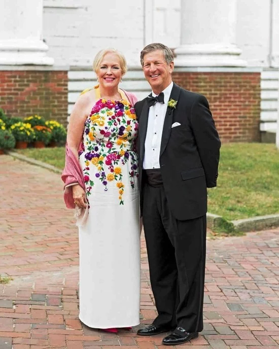 55 festliche Kleider zur Hochzeit für Brautmütter und wichtige Tipps weißes kleid mit floralen elementen lang
