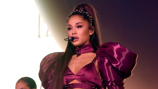 Givenchy Ariana Gesicht in purpur