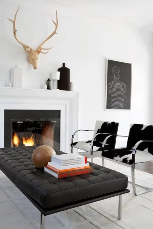 Maskulin und elegant modernes Wohnzimmer Kaminfeuer weiß grau und schwarz kombinieren