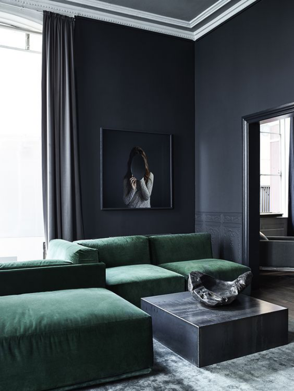 Maskulin und elegant modernes Wohnzimmer dunkle Farben Grau Smaragdgrün ende Materialien Samt Marmor