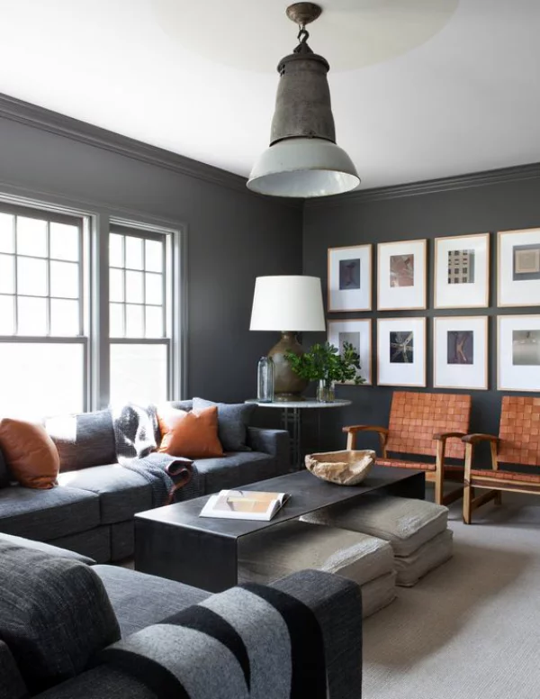 Maskulin und elegant modernes Wohnzimmer graue Farben Akzentwand mit Bildern erhabener Stil