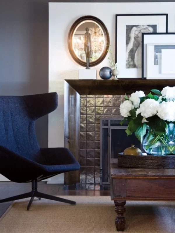 Maskulin und elegant modernes Wohnzimmer marineblauer Egg Chair weiße Hortensien Wanddeko