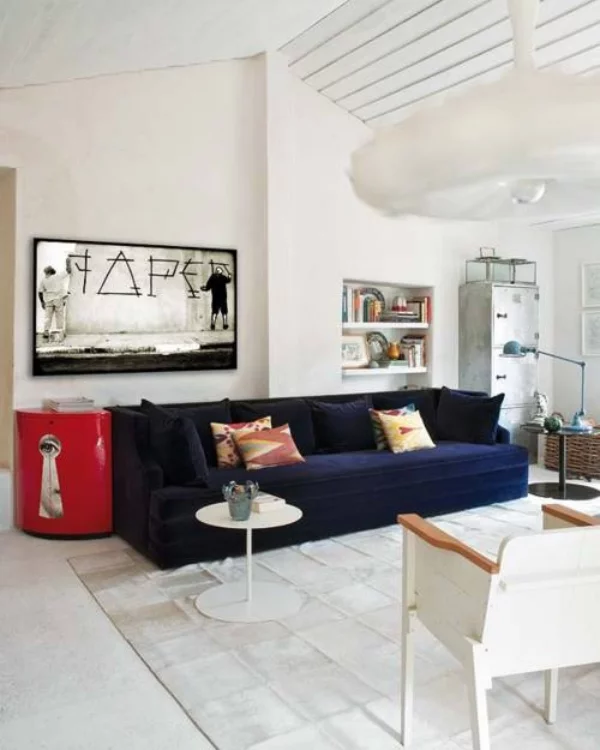 Maskulin und elegant modernes Wohnzimmer weiß dominiert marineblaue Couch als Blickfang