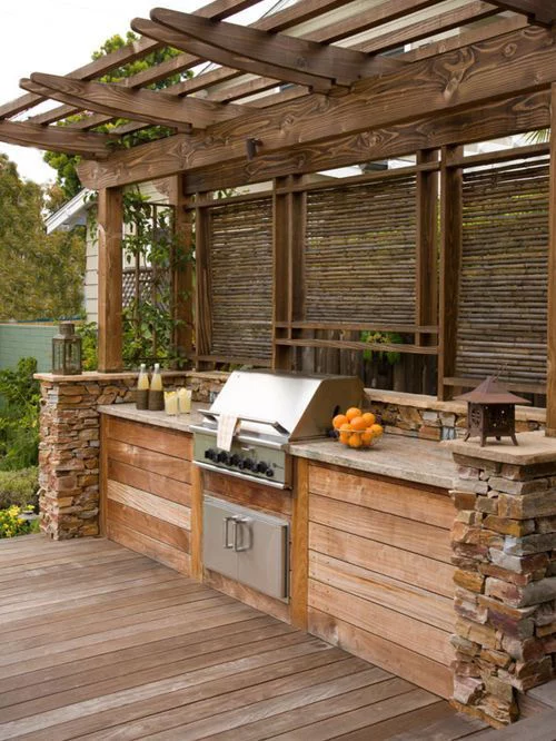 Outdoor Küche Grillgerät Arbeitsplatten Schüssel mit Orangen Stein Holz Sichtschutz