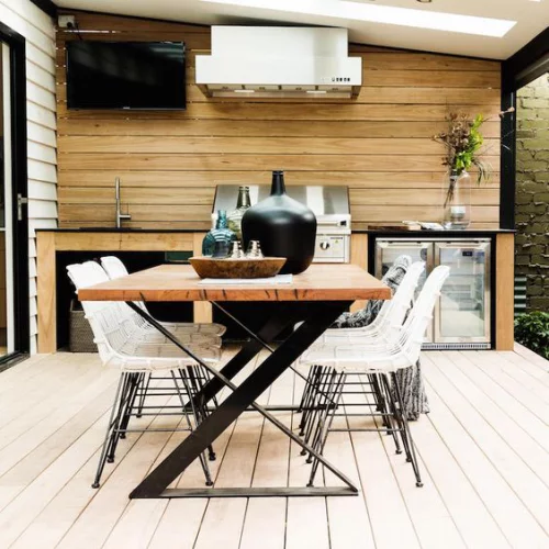 Outdoor Küche modernes Design Sitz –und Kochbereich viele Extras Fernseher