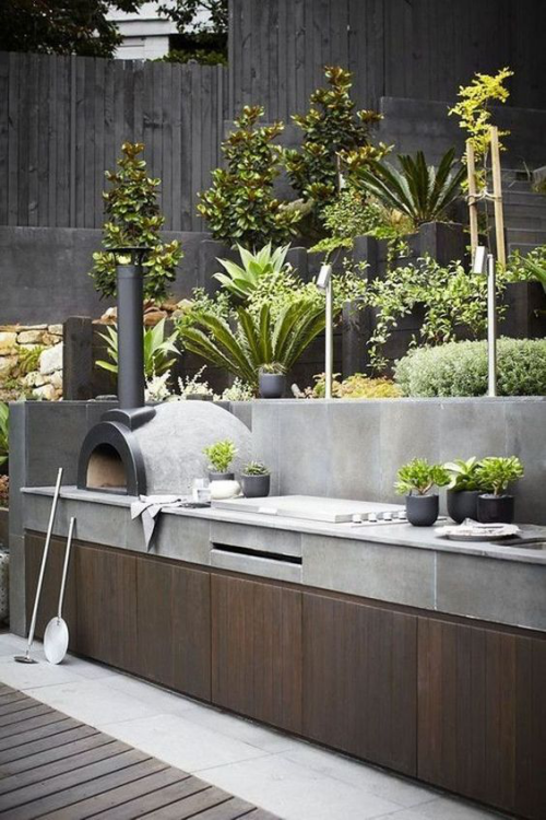 Outdoor Küche sehr ansprechendes Design Pizzaofen Beton Holz exotische Pflanzen