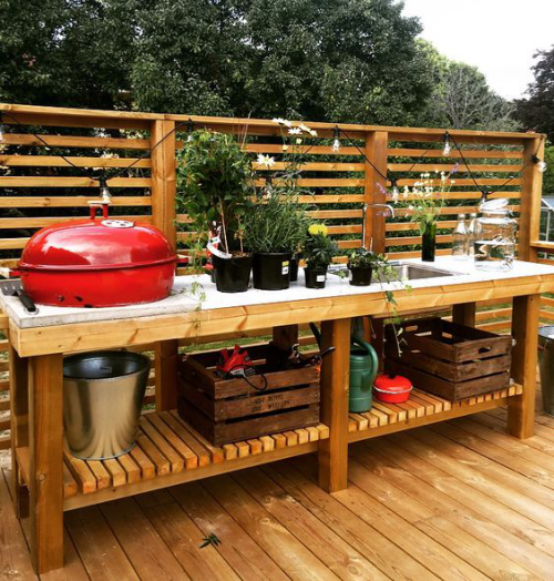 Outdoor Küche simples Design rotes Kamado sehr praktisch eingebaut