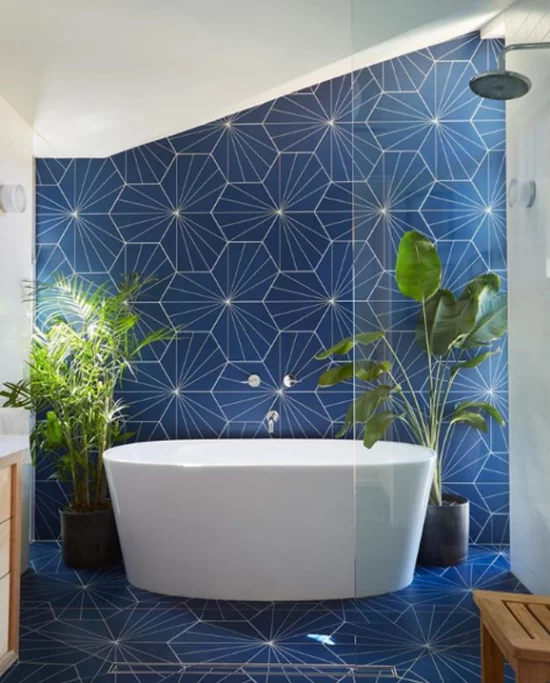 Pflanzen fürs Bad moderne Badgestaltung blaue Fliesen grüne Akzente Bergpalme Schusterpalme