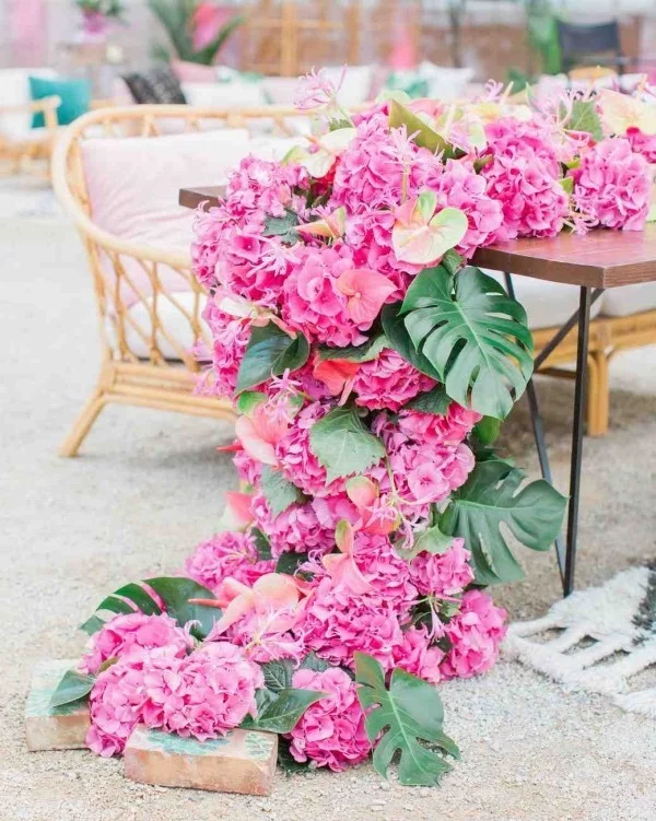 Romantische Tischdeko Hortensien fließendes herrliches Blumenarrangement