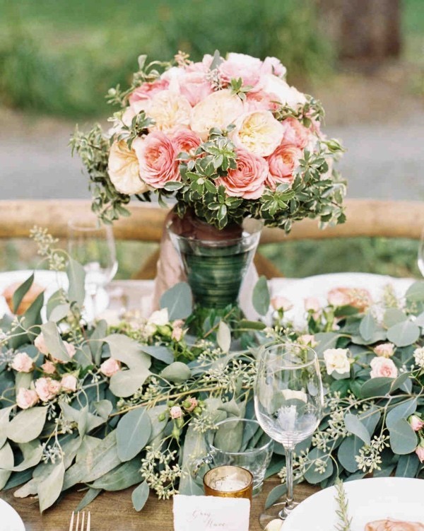 Romantische Tischdeko Rosen in zarten Farben grüne Zweige Blätter