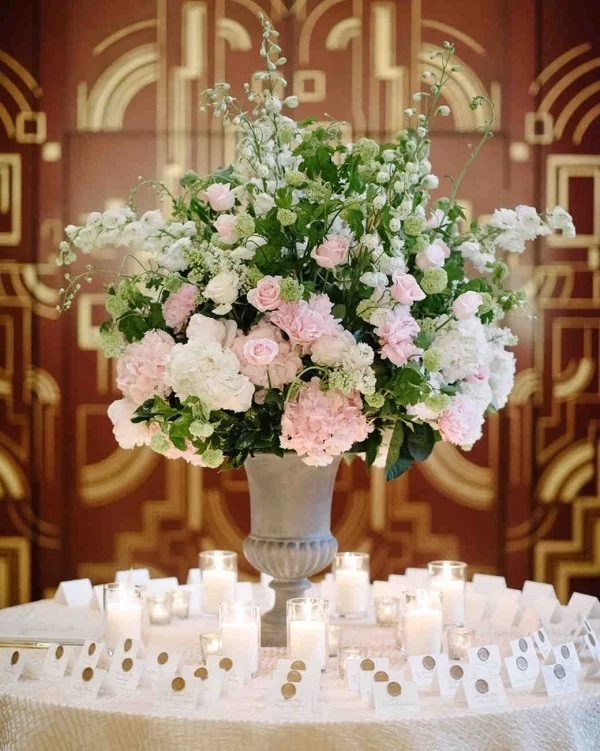 Romantische Tischdeko herrliches Blumenarrangement runder Tisch viele Kerzen