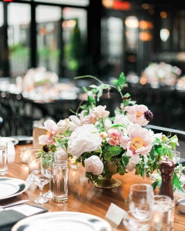 Romantische Tischdeko herrliches Blumenarrangement zarte Farben Blickfang