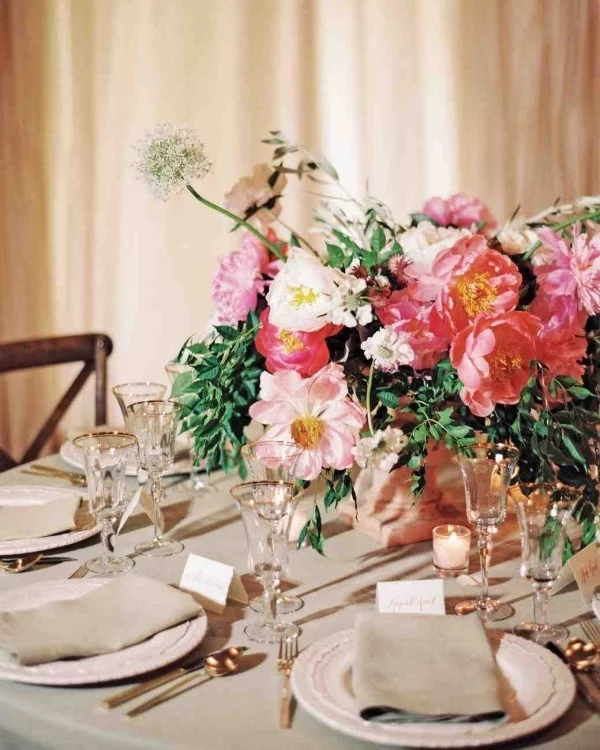 Romantische Tischdeko herrliches Blumenarrangement zarte Farben