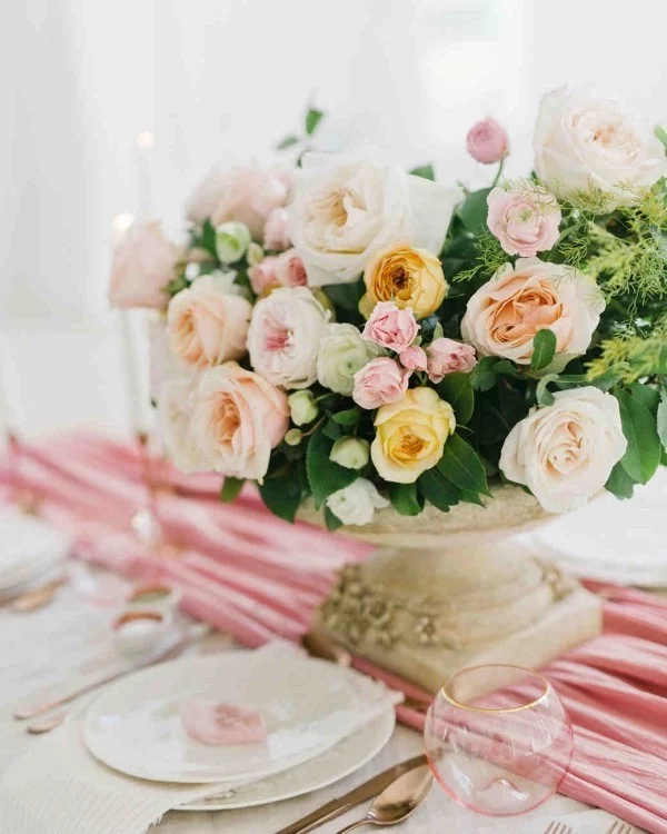 Romantische Tischdeko mit Rosen Boten