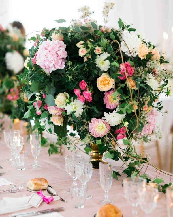 Romantische Tischdeko mit Rosen Hortensien grüne Blätter herrliches Blumenarrangement