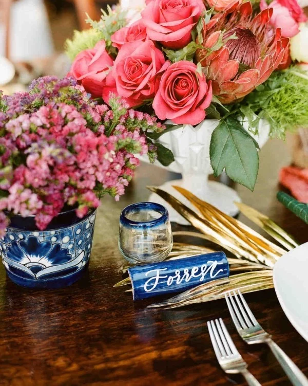 Romantische Tischdeko mit Rosen herrliches Blumenarrangement Farben richtig kombinieren