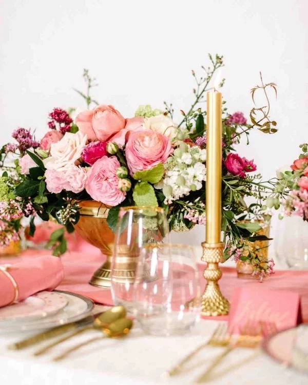 Romantische Tischdeko mit Rosen herrliches Blumenarrangement Goldschimmer Kerzen