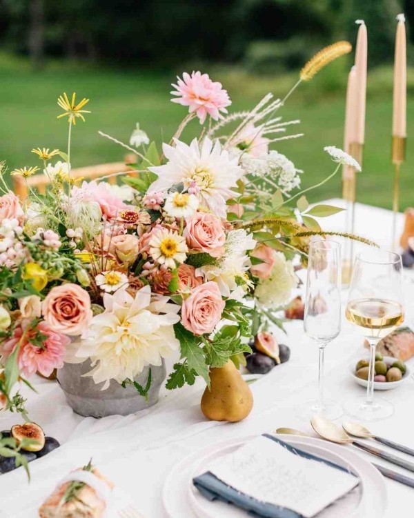 Romantische Tischdeko mit Rosen herrliches Blumenarrangement Kerzen Weingläser