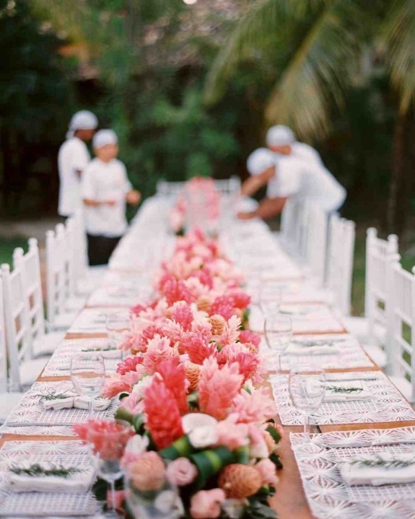 Romantische Tischdeko mit Rosen herrliches Blumenarrangement Party draußen