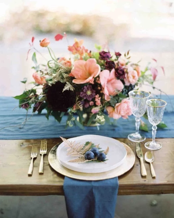 Romantische Tischdeko mit Rosen herrliches Blumenarrangement Party