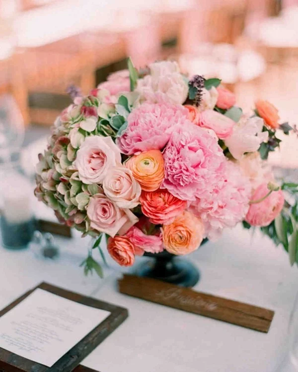 Romantische Tischdeko mit Rosen herrliches Blumenarrangement WOW-Effekt