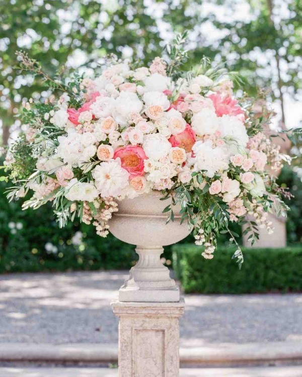 Romantische Tischdeko mit Rosen herrliches Blumenarrangement für Party draußen