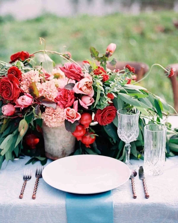 Romantische Tischdeko mit Rosen herrliches Blumenarrangement im Landhausstil