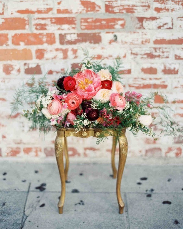 Romantische Tischdeko mit Rosen herrliches Blumenarrangement kleiner Tisch draußen