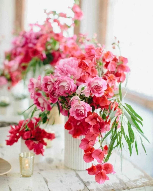 Romantische Tischdeko mit Rosen herrliches Blumenarrangement rote Blumen