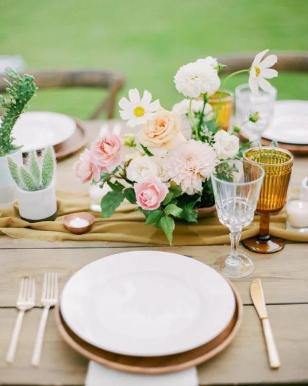Romantische Tischdeko mit Rosen herrliches Blumenarrangement toller Blickfang