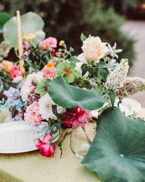 Romantische Tischdeko mit Rosen herrliches Blumenarrangement zarte Farben