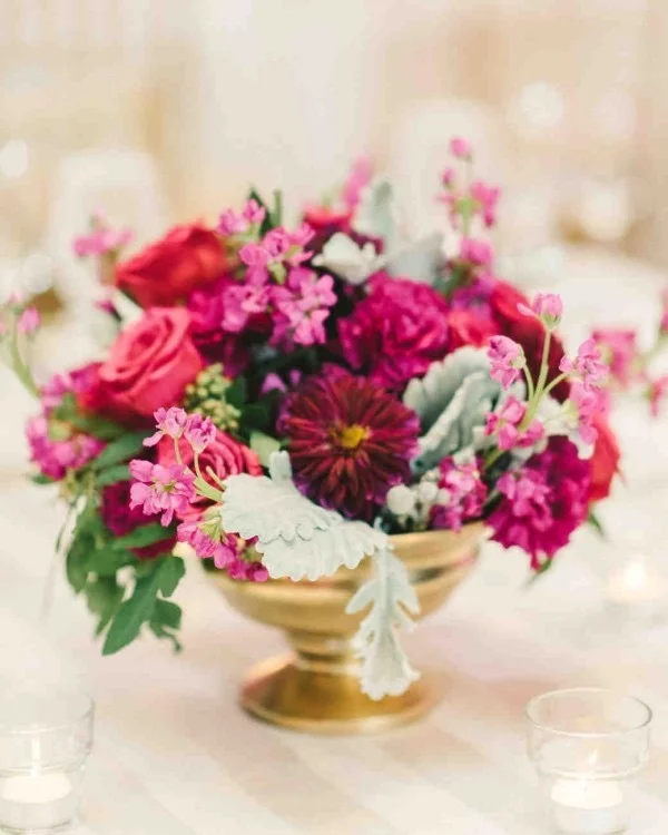 Romantische Tischdeko mit roten Rosen herrliches Blumenarrangement Feier beginnt