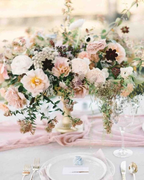 Romantische Tischdeko mit zarten rosafarbenen Rosen herrliches Blumenarrangement