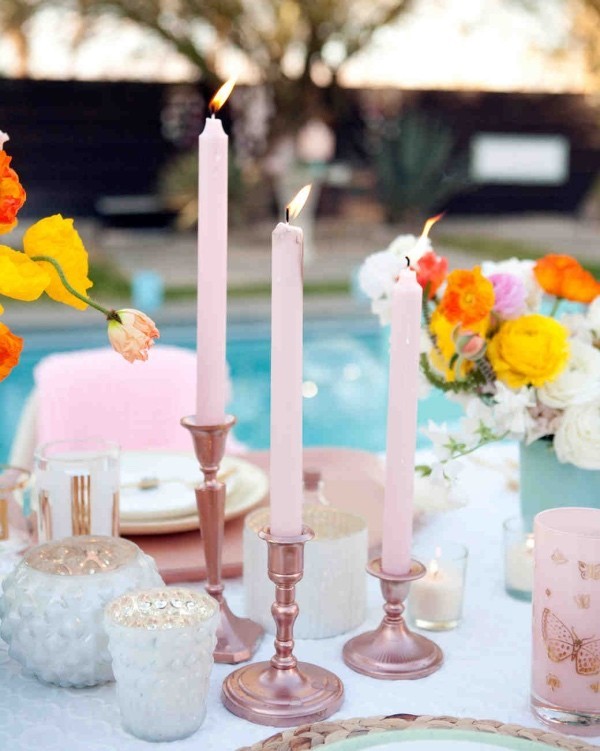 Romantische Tischdeko rosafarbene Kerzen Lichter schönes Blumenarrangement