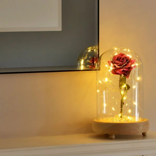Rose im Glas mit kleiner Lichterkette dekoriert toller Blickfang ideen