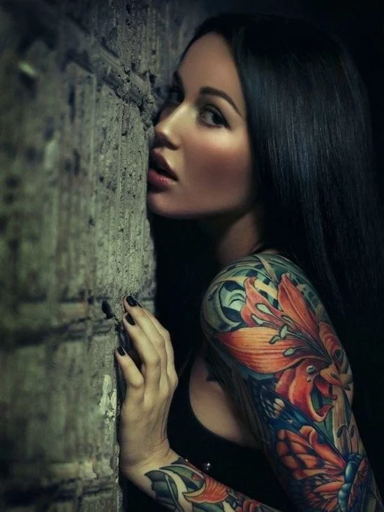 bunte Lilie Sleeve Tattoo für Frauen 