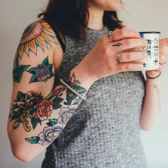 bunte Rosen und Schmetterlinge aus Sleeve Tattoo 