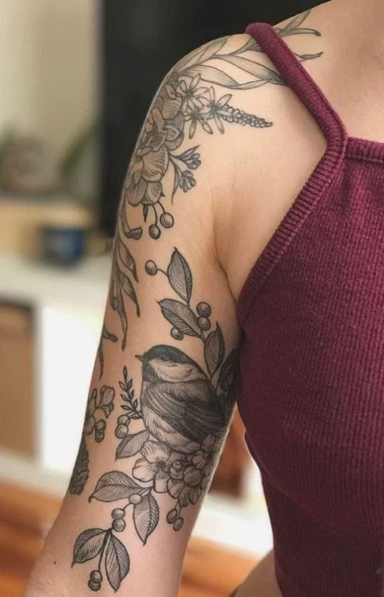 Sleeve Tattoo Ideen - Blackwork mit Blumen 