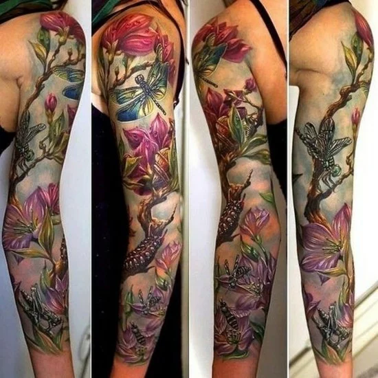 florale Sleeve Tattoo Ideen mit Magnolien und Libellen 