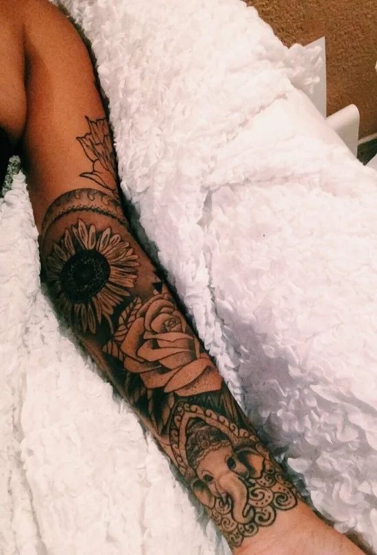 Ganesha mit Blumen - Sleeve Tattoo Idee