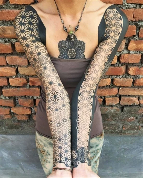 geometrische Sleeve Tattoo in Spitzen-Optik 
