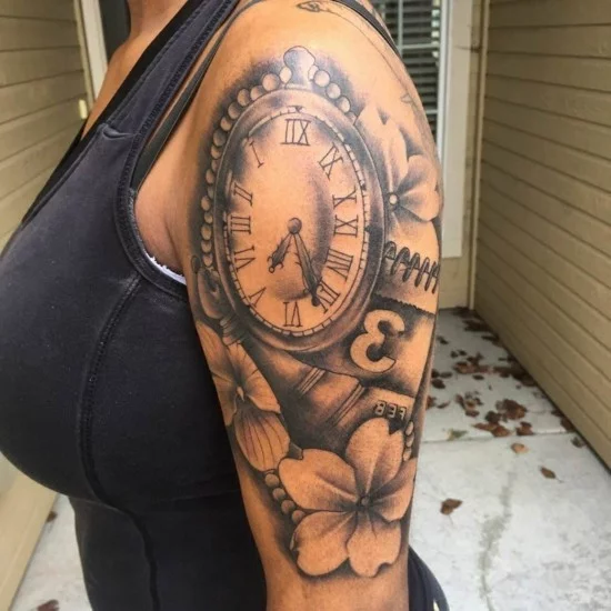 Oberarm Tattoo in 3D mit Uhr und Blumen 