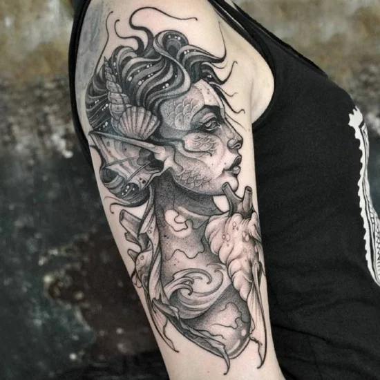 Oberarm-Tatto in 3D mit Meerjungfrau