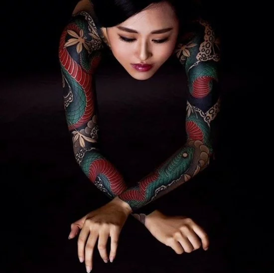 Sleeve Tattoo Ideen - beidarmige Tätowierung im japanischen Stil 