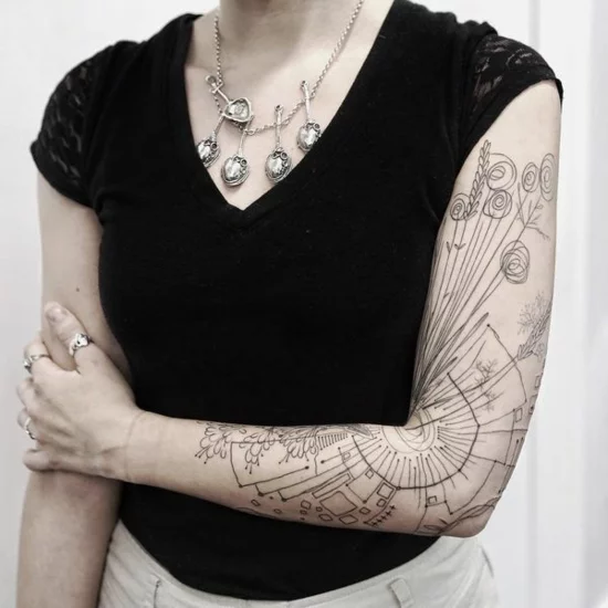 Grafische Sleeve Tattoo mit Blumen 
