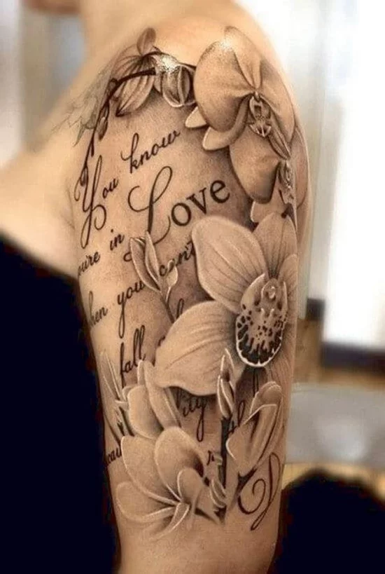 Love und Orchideen Oberarm Tattoo